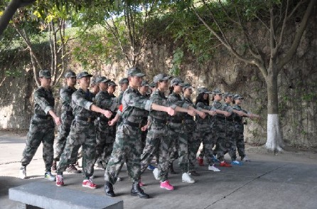 军训第二天,训练内容罚蹲、齐步走,正步走。要