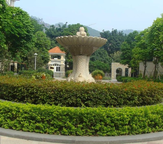 1.此房是泛海拉菲花园的,房子朝向:南北,采光和通风都非常好,房间使用率高,装修简约时尚. 2.小区内绿化率面积大,居民素质高,物业管理规范。生活非常方便,地处生活区中心, 小区介绍: 3.保值升值潜力分析:价值取决于稀缺性,取决于不可替代性,物以稀为贵!{泛海拉菲花园的一切设计都是围绕适合居住这个核心。家家有景的景观设计,九成以上的业主都是自己居住。它的这些不可替代的特点决定了它的品质,也注定了它的价值;随着城市的飞速发展,在未来的五到十年内,泛海拉菲花园注定将被更多的有识之士所了解认可,现在能够有机会